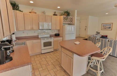 North End House | New kitchen-Beach/Bdwk 2 min walk-2.5 baths-Many Amenities! BIG porch w awnings