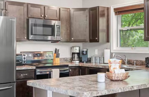 Pocono Lake Ski Chalet | NEW! Lake-Front! Tavern At The Woods