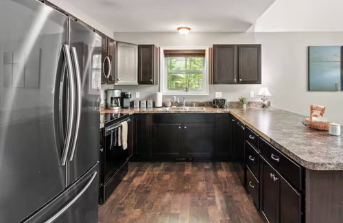 Pocono Lake Ski Chalet | NEW! Lake-Front! Tavern At The Woods