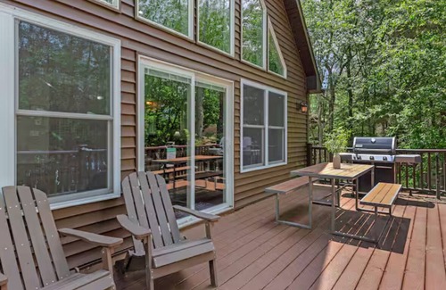 Pocono Lake Ski Chalet | NEW! Lake-Front! Tavern At The Woods
