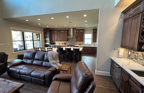 Tool House | New Lake Paradise! 4 bdrm 3.5 ba house w/lift, deck, grill, sauna, smart, media
