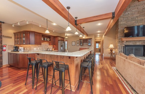 Waterfront Greens House | New! Lake Side Lodge: Lakfront, Golf Area, Dock Slip, Hot Tub!