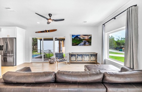 Point Venture House | New! Lake Travis Retreat w/Pool, Views & Outdoor Kitchen. Perfect for families