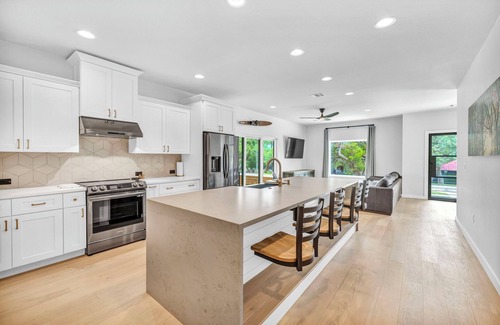 Point Venture House | New! Lake Travis Retreat w/Pool, Views & Outdoor Kitchen. Perfect for families
