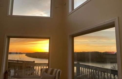 Bronston House | New Lakefront Home, sleeps 16!