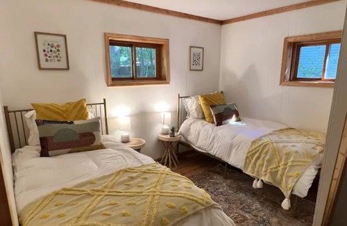 Mancelona Cabin | NEW - Lakefront Loft - 2 min from ORV Trails!