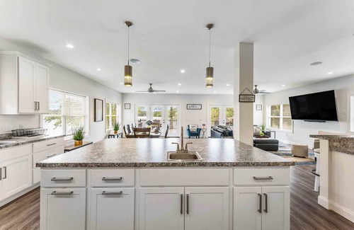 Lake Harmony House | NEW Lakefront Retreat | Huge Deck, Kayaks, Views