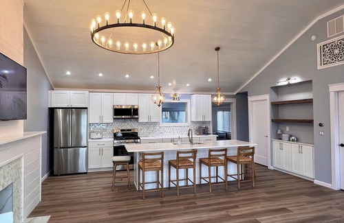 Erie House | NEW Lakeside Cottage- Lake view and beach nearby!
