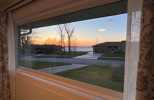 Erie House | NEW Lakeside Cottage- Lake view and beach nearby!