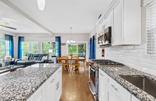 Mayhew House | NEW Lakeside Retreat! Kayaks, Ping Pong & Firepit