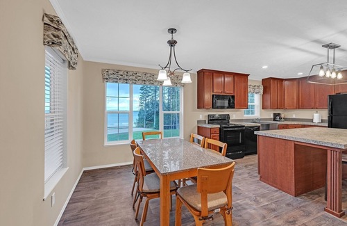 Mackinaw City House | NEW! Lakeside Retreat w/Beach Access & Kayaks