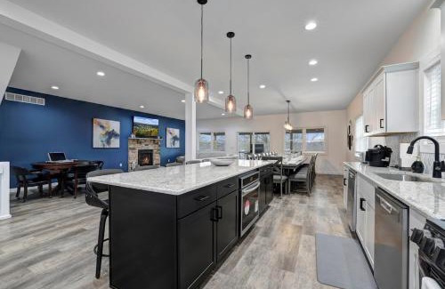Lake Harmony Ski Chalet | New Lakeview Gateway Lake Access, Hot tub, EV