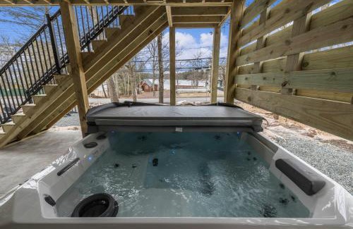 Lake Harmony Ski Chalet | New Lakeview Gateway Lake Access, Hot tub, EV