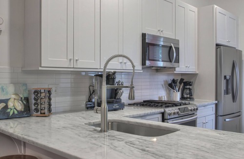 Hillsboro Village House | New! Large Luxury Hillsboro Village Home, 9 Beds, 4 BDR, 3.5 BA, Private rooftop