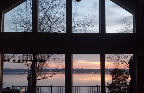 St. Leonard House | NEW: Life on the River! Luxury estate with jacuzzi and private pier!