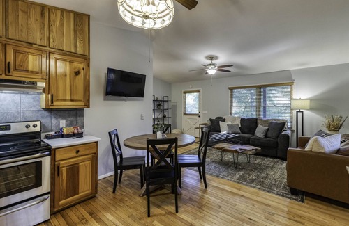 Hiawassee House | NEW! Lil' Oak Lodge Escape - Great Location + King Suite!