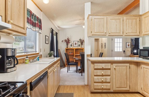 Groveland Cabin | NEW! Lincoln Lodge 2-Bedroom Cabin with Pool - Pets Allowed by Yosemite Region Resorts