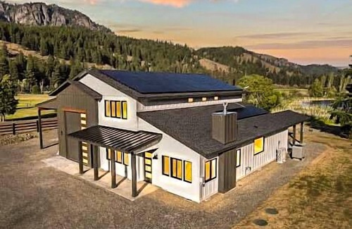 Naches Apartment | NEW LISTING! 1 bedroom, 1 bath loft apt above our beautiful Modern Farmhouse