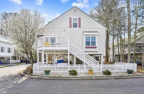 Bethany Beach Cottage | NEW LISTING 2024! Step into a true Caribbean Island time atmosphere and escape the hustle and bustle while staying in this charming beach cottage!