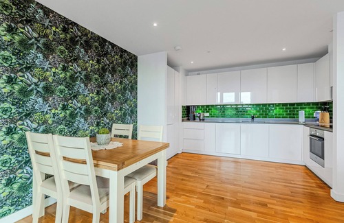 Stratford Apartment | New Listing! 2BR w/balcony in Stratford, 3min DLR