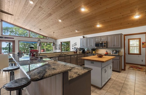 Quitman House | New Listing! 3 Bedroom | 3.5 Bathroom Home on Greers Ferry Lake!