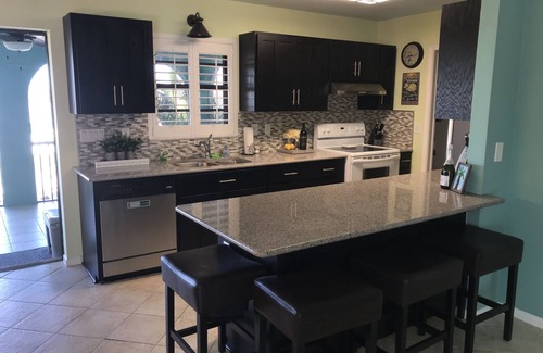 Tropical Bay Estates House | New listing 3bd/2bt Sleeps 8 "Sunset Paradise Villa" on canal Big Pine Key