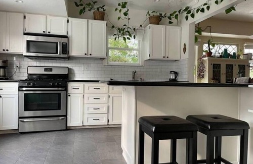 Rose City Park Bed & Breakfast | NEW LISTING-Adorable Craftsman, great neighborhood