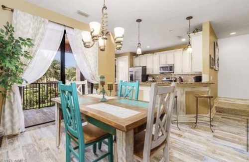 Biggar House | NEW LISTING! Amazing 3BR 2.5 Bath Luxury Townhome in a Paseo Quad with a Pool
