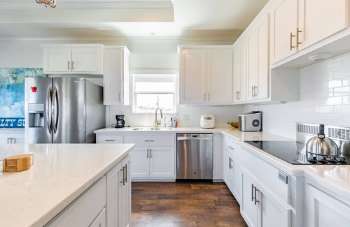 Surfside Beach House | NEW LISTING! Beach Cottage w/3BR | Ocean view | Balcony by RedAwning