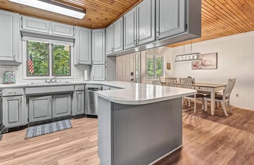 Beaver Shores House | NEW LISTING! Beaver Lake Hillside Hideaway by RedAwning