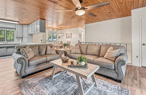 Beaver Shores House | NEW LISTING! Beaver Lake Hillside Hideaway by RedAwning