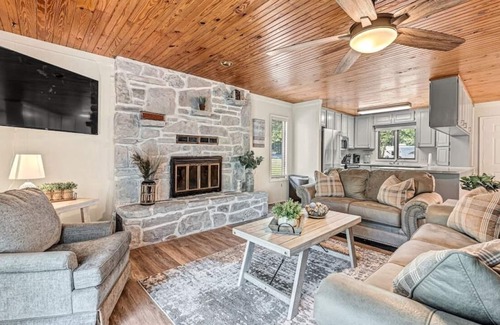 Beaver Shores House | NEW LISTING! Beaver Lake Hillside Hideaway by RedAwning