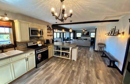Dahlonega House | New Listing! Boho Mountain Getaway - River Views/Hot Tub