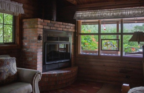 Sedona Cabin | NEW LISTING! Canyon Wren Honeysuckle by RedAwning