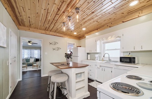 Manistee House | NEW LISTING charming 2 bedroom house walking distance to the beach and downtown