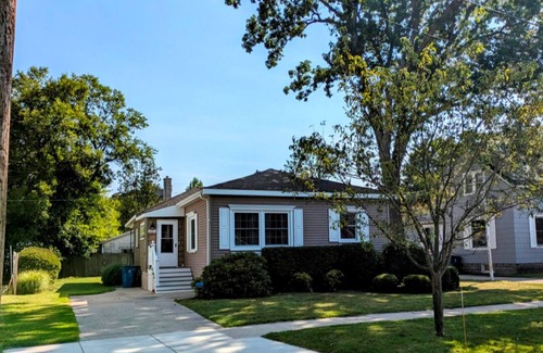 Manistee House | NEW LISTING charming 2 bedroom house walking distance to the beach and downtown