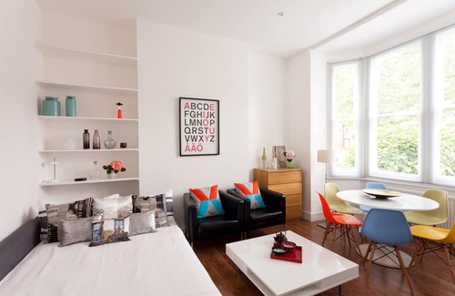 Queen's Park Apartment | NEW LISTING Charming 2BR 1BA Apartment 15 min to centre