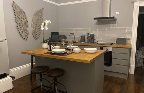Cheltenham House | NEW LISTING - Chic Apt in Central Cheltenham Free Permit Parking