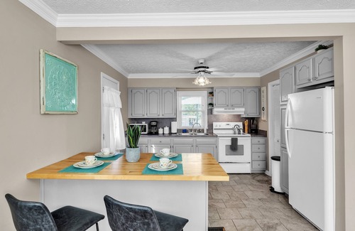 Jeffersonville - Clarksville House | NEW LISTING! Colonial Village Retreat 2BR