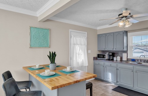 Jeffersonville - Clarksville House | NEW LISTING! Colonial Village Retreat 2BR