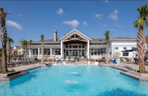 Summerville Apartment | NEW LISTING! Contemporary large 1BR, in unit Washer/Dryer, parking with all amenities! by RedAwning