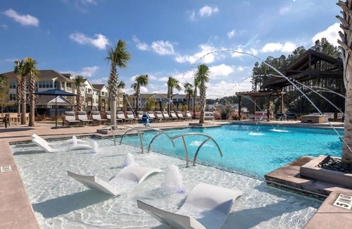Summerville Apartment | NEW LISTING! Contemporary large 1BR, in unit Washer/Dryer, parking with all amenities! by RedAwning