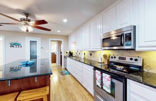 Crystal Beach House | NEW! LISTING DISCOUNTS! Short Walk to Beach - 2BR - Pets OK