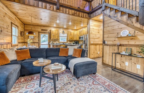 Epworth Cabin | New Listing Discount! Modern. Arcade Games. Ping Pong.Jacuzzi. Fire.King Beds