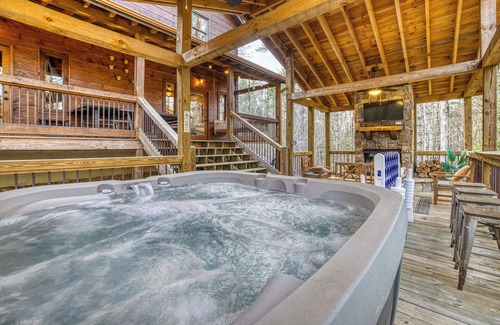 Epworth Cabin | New Listing Discount! Modern. Arcade Games. Ping Pong.Jacuzzi. Fire.King Beds