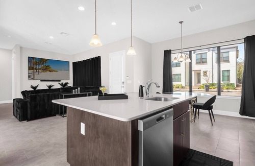 Loughman House | New Listing Discount! 15 Minutes to Disney! Large Community Pool + Private Pool!
