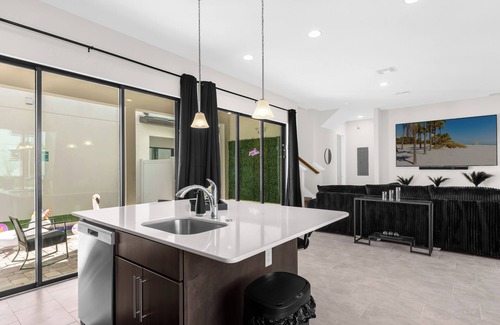 Loughman House | New Listing Discount! 15 Minutes to Disney! Large Community Pool + Private Pool!