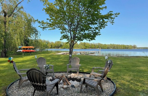 Levering House | New Listing!-Douglas Lakefront Home-Hot Tub-GameRoom-FirePit-Dog-friendly!