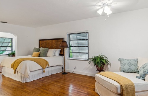 Riverside Park House | NEW LISTING! Dreaming of the Tropics! by RedAwning