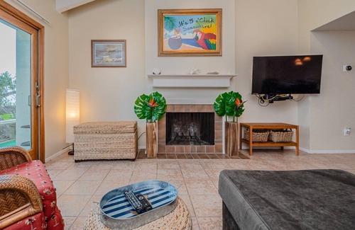 Sailhouse Condo | NEW LISTING - Fisherman`s Paradise